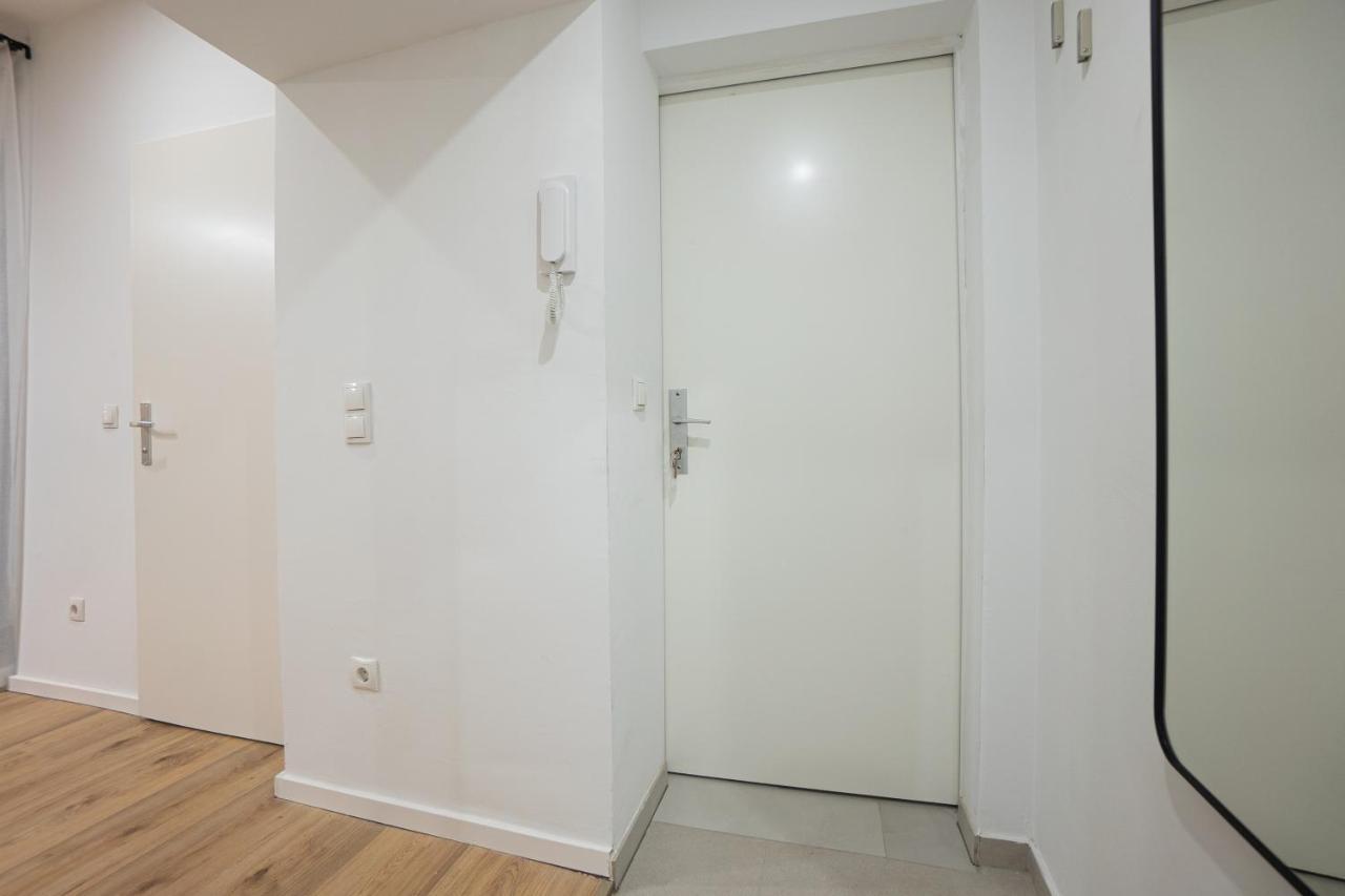 1br With A Queen-size Bed And Terrace - Contactless 24h Check-in Vienna